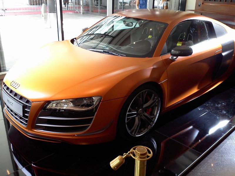 audi r8 gt.jpg - De hoofdsponsor had ook een fraaie bolide bij de ingang van het hotel staan. Een Audi R8 GT in een mooie matte kleur.